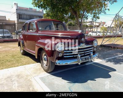 Lanus, Argentina - 24 settembre 2022: Old rosso borgogna 1940s Ford Super Deluxe quattro porte berlina in un parco. Spettacolo di auto classica AAA 2022. Foto Stock