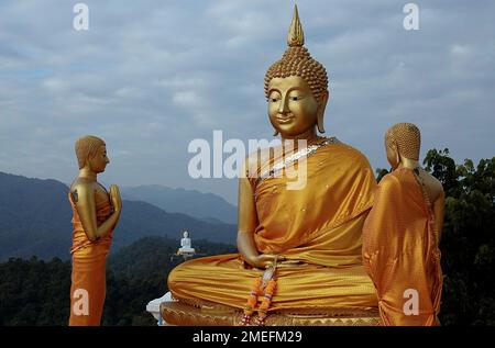 Una vista aerea delle grandi statue dorate del Buddha sulla cima di una montagna Foto Stock