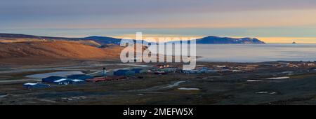 BASE AEREA DI THULE, Groenlandia – situata in un angolo remoto del “Top of the World”, si trova la base aerea di Thule, Groenlandia, l'installazione più settentrionale del Dipartimento della Difesa, situata a 750 miglia a nord del Circolo polare Artico, il 16 agosto 2022. Gestito dal 821st Space base Group sotto Space base Delta 1, Thule AB ospita lo Squadron Space Warning 12th, che aziona il radar Early Warning aggiornato e lo Squadron Space Operations 23rd, il distaccamento 1, che fornisce operazioni di telemetria, tracciamento e comando come parte della rete globale di controllo satellitare. Thule AB dispone inoltre di una pista da 10.000 piedi e di un Foto Stock