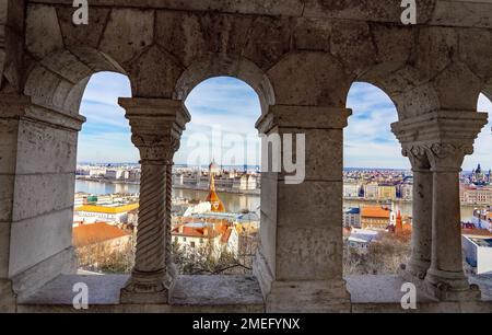 Archi di bastione di fischerman con vista del parlamento di Budapest e del fiume. Foto Stock