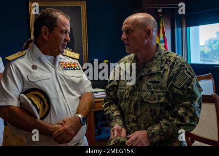 STAZIONE NAVALE ROTA, Spagna (17 agosto 2022) - Capo delle operazioni Navali ADM. Mike Gilday incontra l'ADM. Eugenio Díaz del Río Jáudenes, Ammiraglio della flotta spagnola, per una chiamata di ufficio presso l'Ufficio dell'Ammiraglio della flotta durante una visita a Rota, Spagna, Il 17 agosto Gilday ha visitato la Spagna per incontrare i marinai e incontrare i militari locali e la leadership del governo per discutere della sicurezza regionale e marittima. Foto Stock