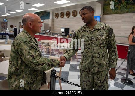 STAZIONE NAVALE ROTA, Spagna (17 agosto 2022) - STAZIONE NAVALE ROTA, Spagna (17 agosto 2022) - Capo delle operazioni Navali ADM. Mike Gillay scuote le mani con un marinaio al Gateway Galley alla Stazione Navale Rota, Spagna, Il 17 agosto Gilday ha visitato la Spagna per incontrare i marinai e incontrare i militari locali e la leadership del governo per discutere della sicurezza regionale e marittima. Foto Stock