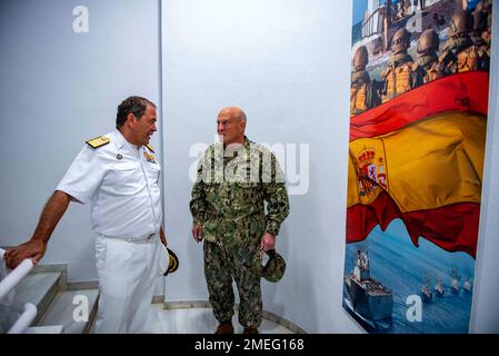 STAZIONE NAVALE ROTA, Spagna (17 agosto 2022) - Capo delle operazioni Navali ADM. Mike Gilday incontra l'ADM. Eugenio Díaz del Río Jáudenes, Ammiraglio della flotta spagnola, per una chiamata di ufficio presso l'Ufficio dell'Ammiraglio della flotta durante una visita a Rota, Spagna, Il 17 agosto Gilday ha visitato la Spagna per incontrare i marinai e incontrare i militari locali e la leadership del governo per discutere della sicurezza regionale e marittima. Foto Stock