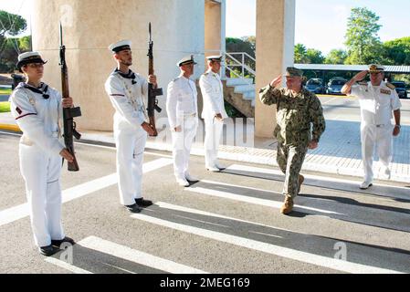 STAZIONE NAVALE ROTA, Spagna (17 agosto 2022) - Capo delle operazioni Navali ADM. Mike Gilday arriva all'Ufficio dell'Ammiraglio della flotta per incontrare l'Ammiraglio spagnolo Eugenio Díaz del Río Jáudenes, Ammiraglio della flotta spagnola, durante una visita a Rota, Spagna, Il 17 agosto Gilday ha visitato la Spagna per incontrare i marinai e incontrare i militari locali e la leadership del governo per discutere della sicurezza regionale e marittima. Foto Stock