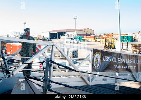 STAZIONE NAVALE ROTA, Spagna (17 agosto 2022) - Capo delle operazioni navali Mike Gilday arriva al cacciatorpediniere missilistico guidato Arleigh Burke (DDG 51) per una visita alla stazione navale Rota, Spagna, 17 agosto. Arleigh Burke fa parte delle navi delle forze navali europee schierate in avanti, che sono addestrate e pronte a condurre un'ampia gamma di missioni, tra cui fornire difesa missilistica balistica e sostegno alla NATO. Foto Stock