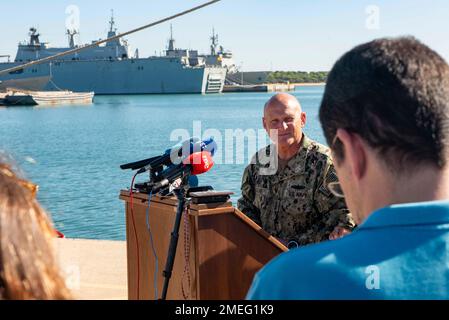 STAZIONE NAVALE ROTA, Spagna (17 agosto 2022) - Capo delle operazioni Navali ADM. Mike Gilday parla ai media dopo l'arrivo del cacciatorpediniere di classe Burke Arleigh USS Bulkeley (DDG 84) alla Stazione Navale Rota, Spagna, 17 agosto. Bulkeley ha condotto un cambio di homeport ed è diventata una delle navi Forward Deployed Naval Forces-Europe, che sono addestrate e pronte a condurre un'ampia gamma di missioni, tra cui fornire difesa missilistica balistica e sostenere la NATO. Foto Stock