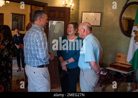 ROTA, Spagna (17 agosto 2022) - Capo delle operazioni Navali (CNO) ADM. Mike Gilday e sua moglie Linda Gilday tour il Castillo de Luna con il sindaco della Rota Javier Ruiz Arana durante una visita alla Stazione Navale Rota, Spagna, 17 agosto. CNO e Sig.ra Gilday hanno visitato la Spagna per interagire con i marinai e incontrare i militari locali e la leadership del governo per discutere della sicurezza regionale e marittima. Foto Stock