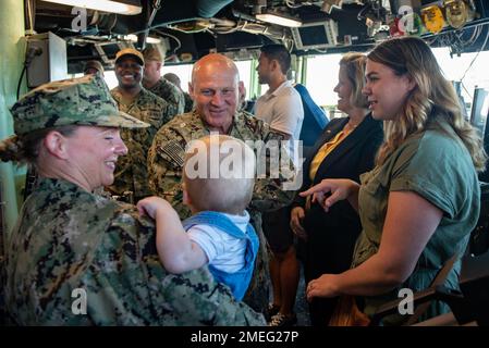 STAZIONE NAVALE ROTA, Spagna (17 agosto 2022) - Capo delle operazioni Navali ADM. Mike Gilday incontra familiari e marinai assegnati al cacciatorpediniere missilistico guidato Arleigh Burke (DDG 51) durante una visita alla Stazione Navale Rota, Spagna, 17 agosto. Arleigh Burke fa parte delle navi delle forze navali europee schierate in avanti, che sono addestrate e pronte a condurre un'ampia gamma di missioni, tra cui fornire difesa missilistica balistica e sostegno alla NATO. Foto Stock