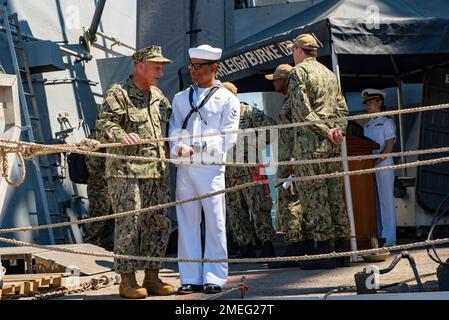 STAZIONE NAVALE ROTA, Spagna (17 agosto 2022) - Capo delle operazioni Navali ADM. Mike Gilday incontra il reclutamento di Seaman Andre Lucas a bordo del cacciatorpediniere missilistico guidato Arleigh Burke (DDG 51) durante una visita alla Stazione Navale Rota, Spagna, 17 agosto. Arleigh Burke fa parte delle navi delle forze navali europee schierate in avanti, che sono addestrate e pronte a condurre un'ampia gamma di missioni, tra cui fornire difesa missilistica balistica e sostegno alla NATO. Foto Stock