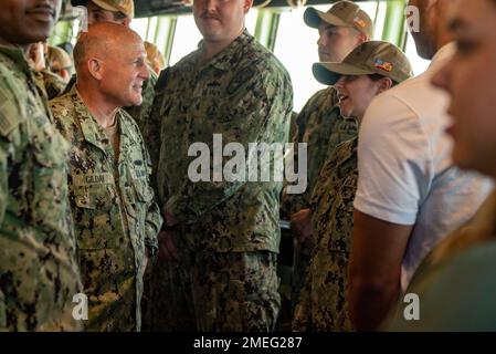 STAZIONE NAVALE ROTA, Spagna (17 agosto 2022) - Capo delle operazioni Navali ADM. Mike Gilday incontra i marinai assegnati al cacciatorpediniere missilistico guidato Arleigh Burke (DDG 51) durante una visita alla Stazione Navale Rota, Spagna, 17 agosto. Arleigh Burke fa parte delle navi delle forze navali europee schierate in avanti, che sono addestrate e pronte a condurre un'ampia gamma di missioni, tra cui fornire difesa missilistica balistica e sostegno alla NATO. Foto Stock