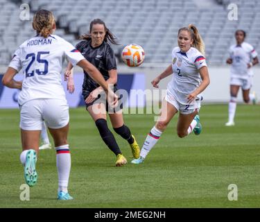 Auckland, Nuova Zelanda, gennaio 21st 2023: Ashley Sanchez (2 Stati Uniti) si è concentrato sulla palla durante l'International friendly tra gli Stati Uniti e la Nuova Zelanda Football Ferns all'Eden Park di Auckland, Nuova Zelanda. (Joe Serci / SPP) Foto Stock