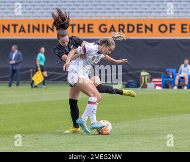 Auckland, Nuova Zelanda, Gennaio 21st 2023: Olivia Chance (11 Nuova Zelanda) sfida Ashley Sanchez (2 USA) durante l'International friendly tra gli Stati Uniti e la Nuova Zelanda Football Ferns all'Eden Park di Auckland, Nuova Zelanda. (Joe Serci / SPP) Foto Stock