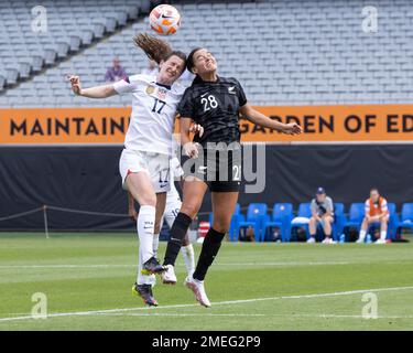 Auckland, Nuova Zelanda, Gennaio 21st 2023: AVA Collins (28 la Nuova Zelanda si allena con Andi Sullivan (17 Stati Uniti) durante l'International friendly tra gli Stati Uniti e i New Zealand Football Ferns all'Eden Park di Auckland, Nuova Zelanda. (Joe Serci / SPP) Foto Stock