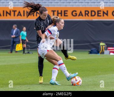 Auckland, Nuova Zelanda, Gennaio 21st 2023: Olivia Chance (11 Nuova Zelanda) sfida Ashley Sanchez (2 USA) durante l'International friendly tra gli Stati Uniti e la Nuova Zelanda Football Ferns all'Eden Park di Auckland, Nuova Zelanda. (Joe Serci / SPP) Foto Stock