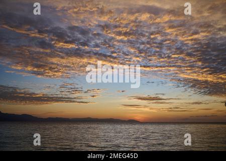 Splendide formazioni nuvolose al tramonto sulle isole Raja Ampat, Indonesia Foto Stock