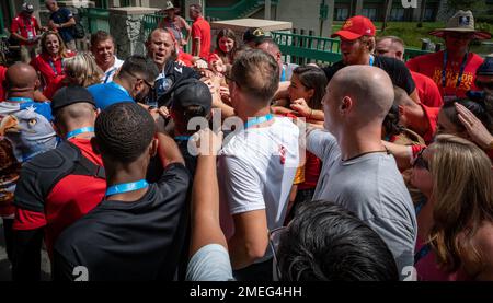 Team Marine Corps Athletes, riunitosi per un incontro prima dei DoD Warrior Games 2022 di Orlando, Fla. Il 17 agosto 2022. L'evento annuale celebra la resilienza e la dedizione dei membri del servizio e dei veterani feriti, malati e feriti. Foto Stock