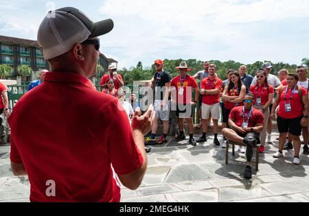 Team Marine Corps Athletes, riunitosi per un incontro prima dei DoD Warrior Games 2022 di Orlando, Fla. Il 17 agosto 2022. L'evento annuale celebra la resilienza e la dedizione dei membri del servizio e dei veterani feriti, malati e feriti. Foto Stock