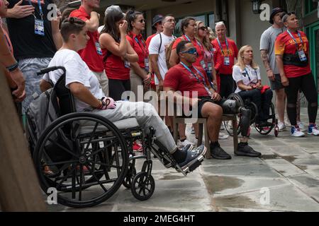 Team Marine Corps Athletes, riunitosi per un incontro prima dei DoD Warrior Games 2022 di Orlando, Fla. Il 17 agosto 2022. L'evento annuale celebra la resilienza e la dedizione dei membri del servizio e dei veterani feriti, malati e feriti. Foto Stock