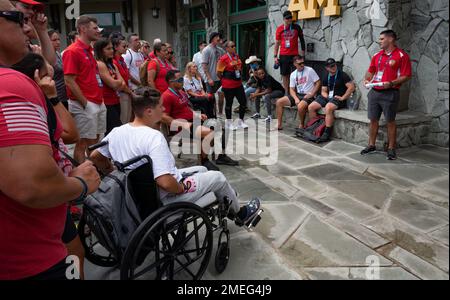 Team Marine Corps Athletes, riunitosi per un incontro prima dei DoD Warrior Games 2022 di Orlando, Fla. Il 17 agosto 2022. L'evento annuale celebra la resilienza e la dedizione dei membri del servizio e dei veterani feriti, malati e feriti. Foto Stock