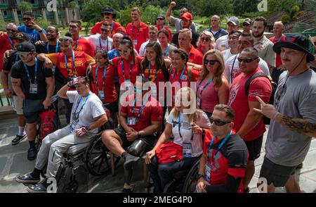 Team Marine Corps Athletes, riunitosi per un incontro prima dei DoD Warrior Games 2022 di Orlando, Fla. Il 17 agosto 2022. L'evento annuale celebra la resilienza e la dedizione dei membri del servizio e dei veterani feriti, malati e feriti. Foto Stock