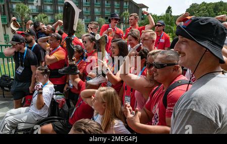 Team Marine Corps Athletes, riunitosi per un incontro prima dei DoD Warrior Games 2022 di Orlando, Fla. Il 17 agosto 2022. L'evento annuale celebra la resilienza e la dedizione dei membri del servizio e dei veterani feriti, malati e feriti. Foto Stock