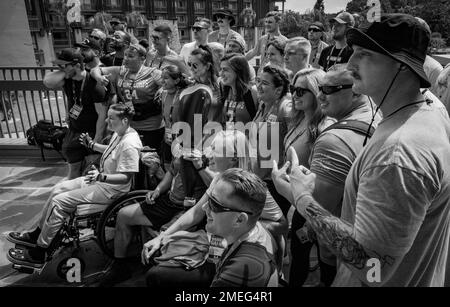 Team Marine Corps Athletes, riunitosi per un incontro prima dei DoD Warrior Games 2022 di Orlando, Fla. Il 17 agosto 2022. L'evento annuale celebra la resilienza e la dedizione dei membri del servizio e dei veterani feriti, malati e feriti. Foto Stock