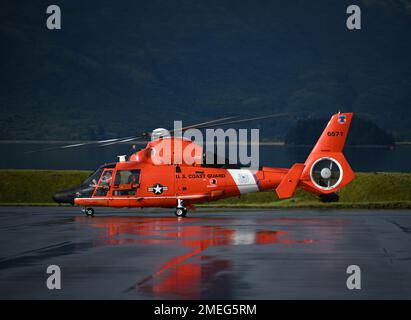 A Coast Guard Air Station Kodiak MH-65 Dolphin elicottero taxi per il tarmac a Coast Guard base Kodiak, Alaska, il 17 agosto 2022. Questo aeromobile è un elicottero di recupero a corto raggio che completa le missioni di ricerca e salvataggio, le forze dell'ordine e gli aiuti alle missioni di navigazione. STATI UNITI Foto della Guardia Costiera di Petty Officer 3rd Classe Ian Gray. Foto Stock