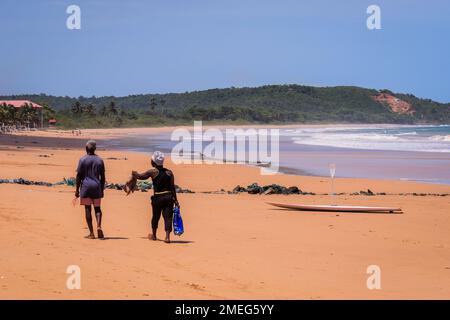 Axim, Ghana - 12 aprile 2022: Popolazione locale del Ghana sulla costa atlantica di Axim Beach Foto Stock