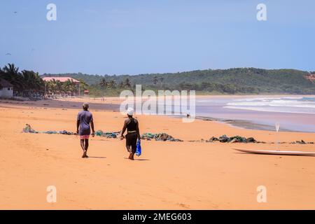 Axim, Ghana - 12 aprile 2022: Popolazione locale del Ghana sulla costa atlantica di Axim Beach Foto Stock