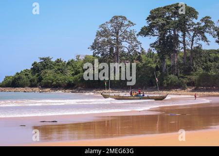 Axim, Ghana - 12 aprile 2022: Popolazione locale del Ghana sulla costa atlantica di Axim Beach Foto Stock