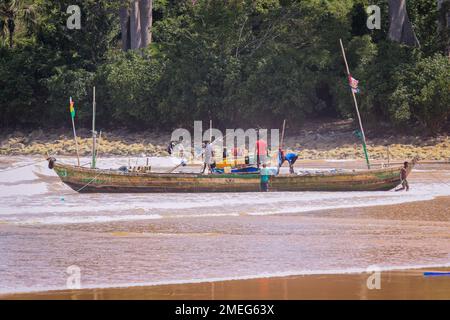 Axim, Ghana - 12 aprile 2022: Popolazione locale del Ghana sulla costa atlantica di Axim Beach Foto Stock