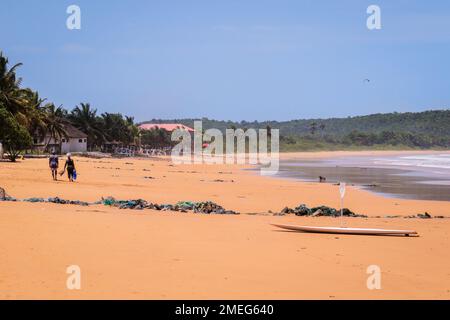 Axim, Ghana - 12 aprile 2022: Popolazione locale del Ghana sulla costa atlantica di Axim Beach Foto Stock