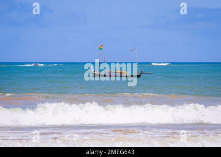 Axim, Ghana - 12 aprile 2022: Popolazione locale del Ghana sulla costa atlantica di Axim Beach Foto Stock