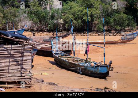 Axim, Ghana - 12 aprile 2022: Popolazione locale del Ghana sulla costa atlantica di Axim Beach Foto Stock