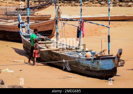 Axim, Ghana - 12 aprile 2022: Popolazione locale del Ghana sulla costa atlantica di Axim Beach Foto Stock