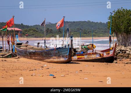 Axim, Ghana - 12 aprile 2022: Popolazione locale del Ghana sulla costa atlantica di Axim Beach Foto Stock