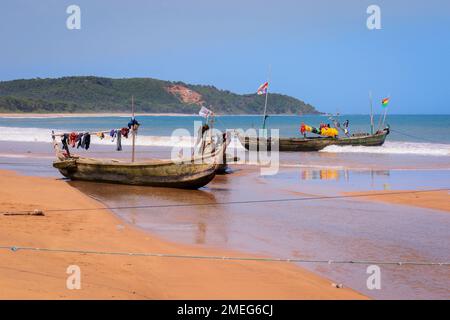 Axim, Ghana - 12 aprile 2022: Popolazione locale del Ghana sulla costa atlantica di Axim Beach Foto Stock