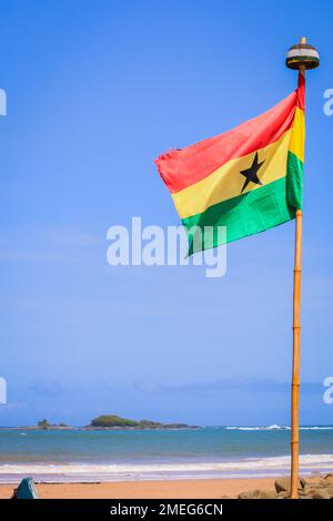 Axim, Ghana - 12 aprile 2022: Popolazione locale del Ghana sulla costa atlantica di Axim Beach Foto Stock