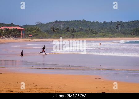 Axim, Ghana - 12 aprile 2022: Popolazione locale del Ghana sulla costa atlantica di Axim Beach Foto Stock