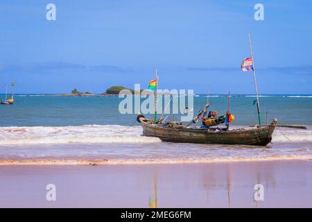 Axim, Ghana - 12 aprile 2022: Popolazione locale del Ghana sulla costa atlantica di Axim Beach Foto Stock