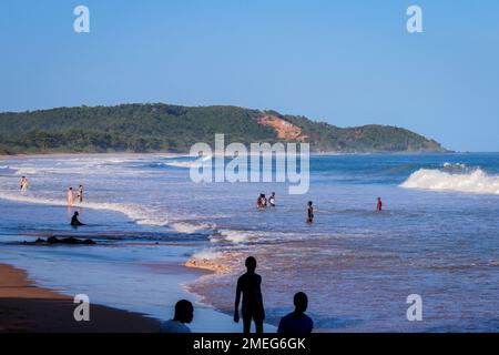 Axim, Ghana - 12 aprile 2022: Popolazione locale del Ghana sulla costa atlantica di Axim Beach Foto Stock