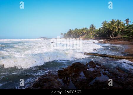Axim, Ghana - 12 aprile 2022: Popolazione locale del Ghana sulla costa atlantica di Axim Beach Foto Stock