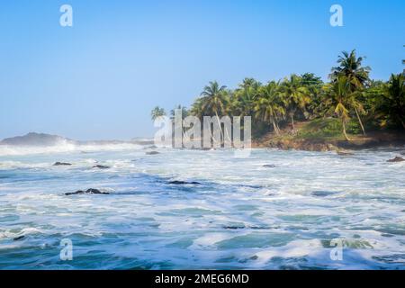 Axim, Ghana - 12 aprile 2022: Popolazione locale del Ghana sulla costa atlantica di Axim Beach Foto Stock