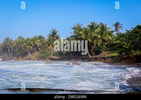 Axim, Ghana - 12 aprile 2022: Popolazione locale del Ghana sulla costa atlantica di Axim Beach Foto Stock
