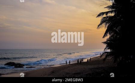 Spiaggia di Cape Coast durante il tramonto in Ghana, Africa occidentale Foto Stock