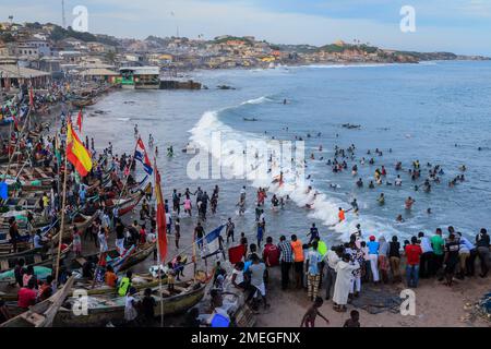 Costa del Capo, Ghana - 05 aprile 2022: Costa dell'Oceano Atlantico con le barche e la gente africana locale del Ghana Foto Stock