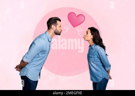 Collage composito immagine di due partner pacifici occhi chiusi pouted labbra Kiss connessione cuore simbolo isolato su sfondo dipinto Foto Stock