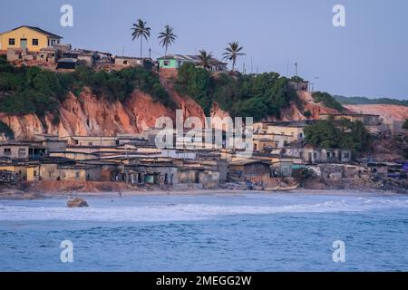 Costa del Capo, Ghana - 05 aprile 2022: Costa dell'Oceano Atlantico con le barche e la gente africana locale del Ghana Foto Stock