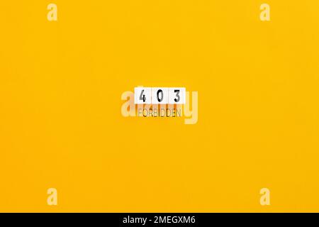 Blocchi di lettere bianchi su sfondo giallo con il messaggio 403 vietato. Errore client HTTP 403 non consentito. Foto Stock