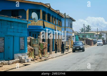 Elmina, Ghana - 15 aprile 2022: Popolazioni africane locali nei pressi del mercato Elmina in Ghana Foto Stock